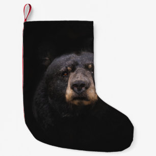 MEIA DE NATAL PEQUENA URSO NEGRO NA BANCADA DE ÁRVORE DE MADEIRA MARCADA
