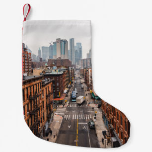 MEIA DE NATAL PEQUENA VEÍCULOS RODOVIÁRIOS ENTRE EDIFÍCIOS DE ALTO AU