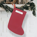 Meia De Natal Pequena Vermelho Berry Simples Limpo Simples e Simples<br><div class="desc">Um design de estocagem de feriado minimalista com uma fonte de tipografia de estilo de máquina de escrever retrô-vintage com seu nome personalizado sobre um plano de fundo comum em várias cores. O presente festivo perfeito ou acessório doméstico para o feriado!</div>
