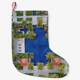 Meia De Natal Pequena Vista aérea de piscinas rodeadas por palmeiras