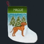 Meia De Natal Pequena Vizsla Dog Snowy Winter Forest E Nome Húngaro<br><div class="desc">A ilustração original de um bonito cão da raça Vizsla Húngara, de Destei. O cão é colocado numa cena de inverno com três árvores de abeto verde e neve caindo. O fundo é um gradiente azul a branco que dá à design aquele olhar frio do dia de inverno. Há também...</div>