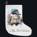 Meia De Natal Pequena Winter Kookaburra Wish, personalizado<br><div class="desc">Mantenha um toque de charme australiano personalizado perto da lareira deste Natal com nossa estocagem "Winter Kookaburra Wish". Esta meia festiva apresenta a ilustração encantadora da aquarela de um kookaburra empoleirado num galho, esportando sua bainha azul festiva e listrada branca, assoada com flocos de neve. Este pássaro único traz um...</div>