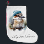Meia De Natal Pequena Winter Kookaburra Wish, personalizado<br><div class="desc">Mantenha um toque de charme australiano personalizado perto da lareira deste Natal com nossa estocagem "Winter Kookaburra Wish". Esta meia festiva apresenta a ilustração encantadora da aquarela de um kookaburra empoleirado num galho, esportando sua bainha azul festiva e listrada branca, assoada com flocos de neve. Este pássaro único traz um...</div>