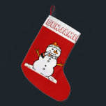Meia De Natal Pequena Winter Snowman Pattern | Kids Name Red<br><div class="desc">Que resiste a esse encanamento de natal vermelho com o nome de seus filhos em fontes de wobble. Apresentando um adorável bonitinho de neve na frente e um padrão de homens de neve nas costas. Para alterar o texto ou o gráfico do boneco de neve, clique no botão personalizar. Este...</div>