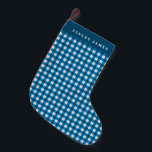 Meia De Natal Pequena Xadrez Vintage Blue e White Gingham Personalizada<br><div class="desc">Traga o charme clássico para o seu decoro de férias com esta xadrez de gingham azul e branca, personalizada para o natal. O padrão de xadrez de eterno adiciona um toque confortável e nostálgico à sua manta, enquanto a opção de personalizar com um nome a torna uma manutenção especial. Perfeito...</div>