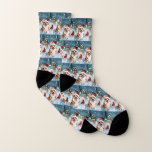 Meias Corgi Winter Wonderland Christmas Joy<br><div class="desc">Este design festivo captura o espírito alegre da época de férias, apresentando um adorável filhote vestindo um chapéu de Papai Noel. O cachorro está aninhado numa terra maravilhosa de inverno, completo com um boneco de neve, uma árvore de Natal decorada, e presentes lindamente envoltos. Os flocos de neve caem suavemente,...</div>