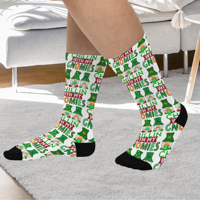 Meias Encantado Encantado com Unisex de Dia de São Patrí (Funny Chillin with Gnomies St Patrick's Day Unisex Socks)