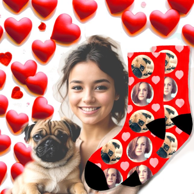 Meias Foto de amor personalizada x2 (Headshot photo love socks with hearts on red background.)