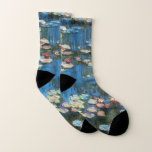 Meias Lírios de Claude Monet, Impressionismo venenoso<br><div class="desc">Waterlily (1914), de Claude Monet, é uma pintura impressionista de arte natural. Uma das muitas variações das pinturas florais de lírio-d'água que Monet pintou pelo lago em seu jardim floral em Giverny, França. Sobre o artista: Claude Monet (1840-1926) foi o fundador do movimento de pintura impressionista francês, com a maioria...</div>