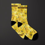 Meias Monograma Floral Amarelo Brilhante<br><div class="desc">Radiar elegância com nossas Meias de Monograma Floral Amarelo Brilhante. O vibrante padrão floral amarelo adiciona um toque de sofisticação à sua roupa de casamento. Preencha o seu conjunto com o nosso laço de coordenação para uma aparência polida.</div>