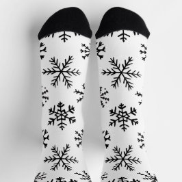 Meias pretas e brancas com flocos de neve