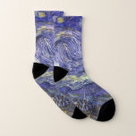 Meias Starry Night por Vincent van Gogh<br><div class="desc">Starry Night, de Vincent van Gogh, é uma pintura de paisagem urbana de paisagens de apos impressionismo de arte com vista para o Santo Remy, França do asilo de van Gogh. O céu noturno está balançando com nuvens com uma lua crescente brilhante e estrelas brilhantes sobre a pequena vila. Starry...</div>