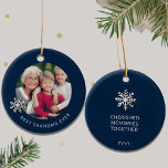 Melhor Vovó Alguma Vez Ornamento Fotográfico<br><div class="desc">Celebrar a conexão animadora entre gerações com esta Melhor Avó Alguma Vez Ornamento Fotográfico. A frente, orgulhosamente, mostra uma foto carinhosa de uma avó com seus queridos netos, capturando a alegria e o amor que eles compartilham. No verso, "Memórias Apanhadas Juntas" elegantemente encapsula os momentos especiais criados como uma família,...</div>