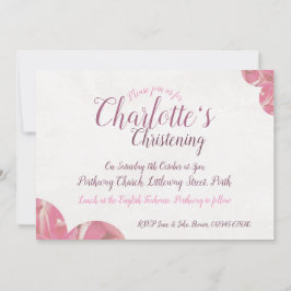 Menina batizando convites para flores cor-de-rosa 