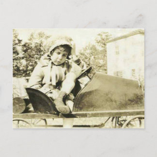 Menina bonita num cartão postal de ambulância