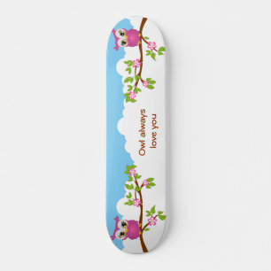 Menina bonito da coruja em um skate do ramo