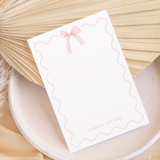 Menina com Laço Rosa Elegante Cartão de Nota Perso (The front of the card is shown at a 3.5 x 5 inch size. Choose size, paper, + corner style.
)
