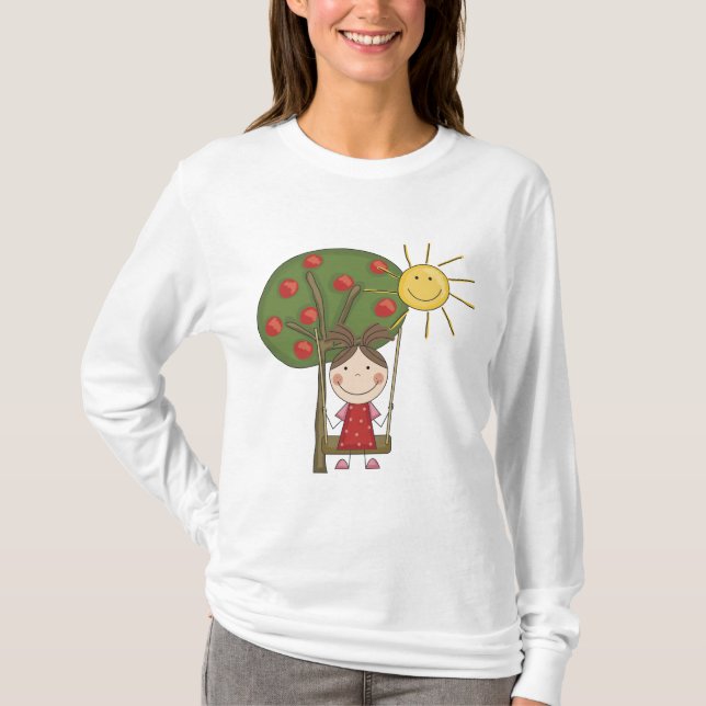 Menina em t-shirt e em presentes do balanço (Frente)