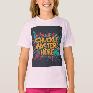 Menina gosta de vestir uma camisa mestra de risada