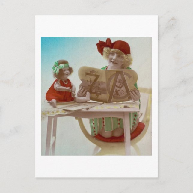 Menina Lendo para Sua Boneca - Cartão Antigo (Frente)