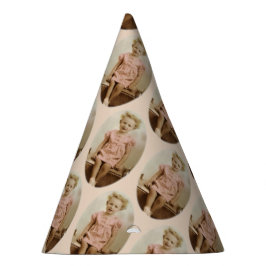 Menina loura pequena do vintage no chapéu