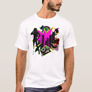 Menina no t-shirt da cidade