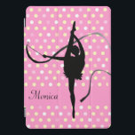 Meninas nomeadas de ginasta bolinhas cor-de-rosa p<br><div class="desc">Garota ginástica dançando com fita,  nome personalizado,  cor-de-rosa e cobrir preto. Lê Monica. Outros itens de ginástica dançante correspondentes estão disponíveis. A silhueta rosa Rítmica Gymnast e fita é projetada exclusivamente por Sarah Trett para www.mylittleeden.com</div>