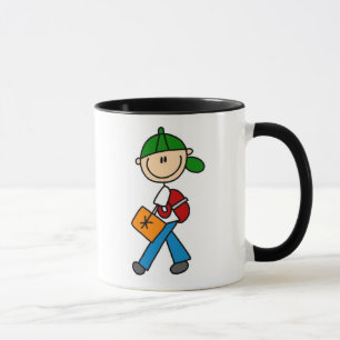Menino com caneca da trouxa
