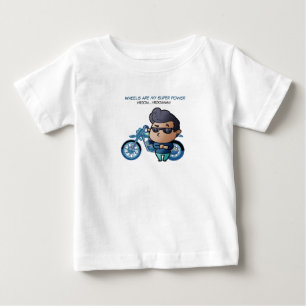 Menino com óculos de sol e camiseta de moto