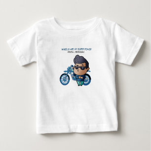 Menino com óculos de sol e T-Shirt de moto