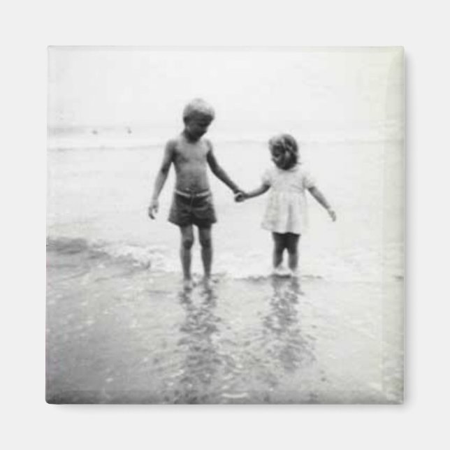 Menino e menina segurando íman nas mãos (Frente)