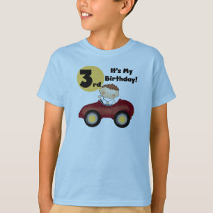 Menino em t-shirt e em presentes vermelhos do