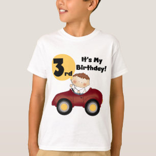 Menino em t-shirt e em presentes vermelhos do
