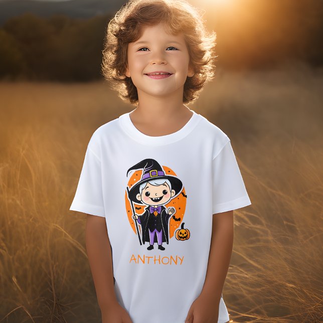 Menino Mago com Nome Personalizado Camiseta de Hal (🧙‍♂️ Magic in Style: Wizard Boy Personalized Halloween Tee! 🎃)