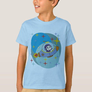 Menino no camiseta e nos presentes do navio de