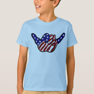 Meninos patriotas penduram camisa solta