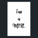 Menos é MAIS... | Poster de citação de texto preto<br><div class="desc">Menos é MAIS...  | Poster de Cotação de Texto Preto apresenta a citação "Menos é MAIS... " contra uma cor de fundo branca que pode ser alterada ou deixada como está.</div>