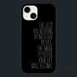 Menos você responde a pessoas negativas<br><div class="desc">Pense positivo! Citação da vida inspiracional e motivacional: Quanto menos você responder a pessoas negativas,  mais pacífica sua vida se tornará. Preto e branco Caso de tipografia minimalista e moderna.</div>