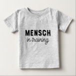 Mensch no Treinamento em T-Shirt<br><div class="desc">Esta teia bebê se emparelha perfeitamente com a minha versão masculina "Mensch"! Eles fazem um presente único do Dia do Pai!</div>