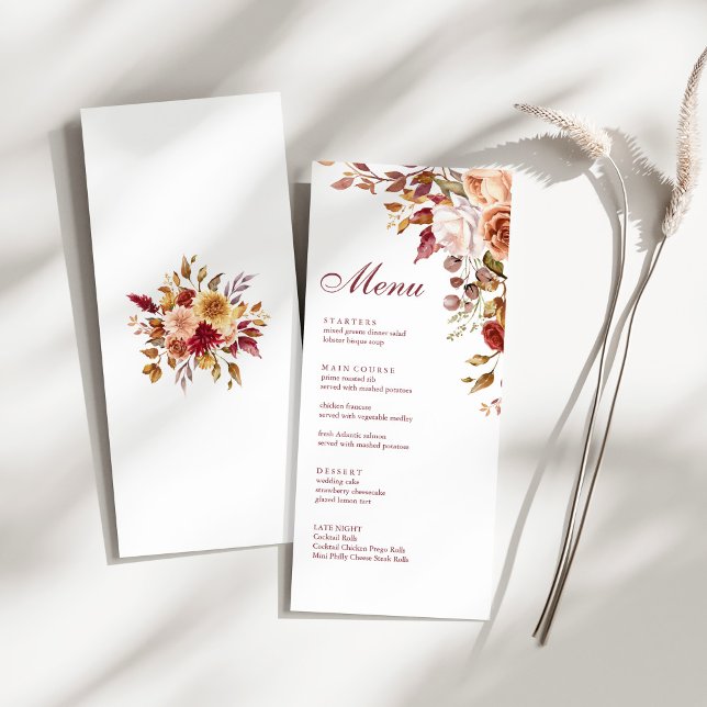 Menu Boho Modern Burnt Orange Terracotta Casamento Flor (Boho Modern Burnt Orange Terracotta Floral Wedding Menu on a sunny white table.)