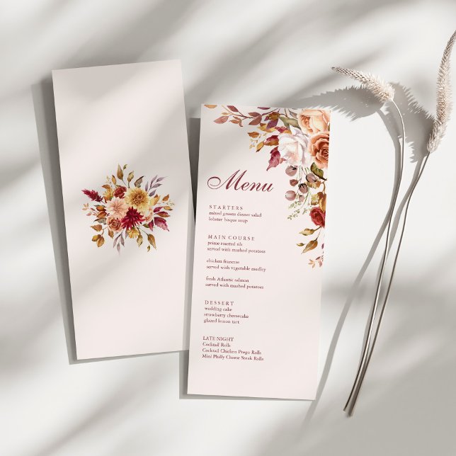 Menu Boho Modern Burnt Orange Terracotta Casamento Flor (Boho Modern Burnt Orange Terracotta Floral Wedding Menu on a sunny white table.)