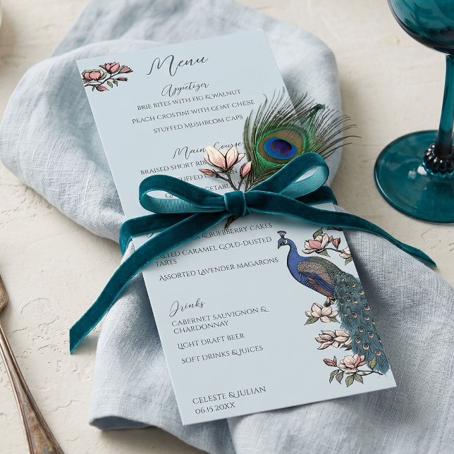 Menu Cardápio de Casamento Chinoiserie com Pavão Desenh (Elegant blue teal peacock wedding menu with hand-drawn peacock and magnolia flowers chinoiserie vibe)