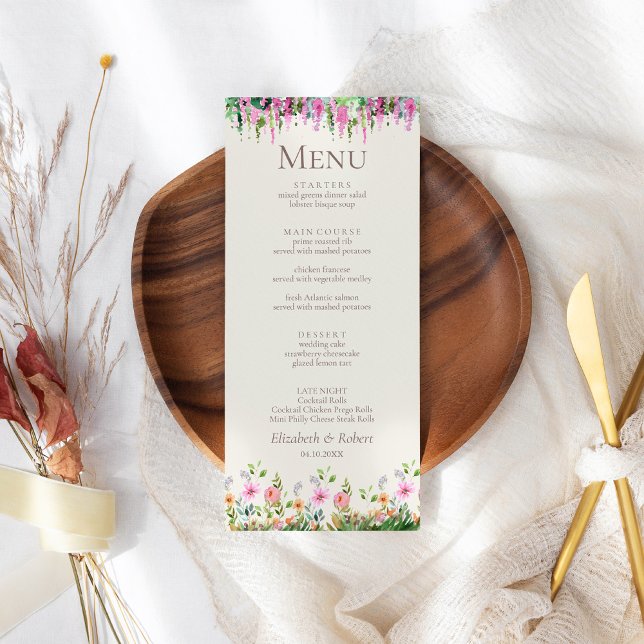 Menu Cardápio de Casamento com Acácia Romântica e Flore (Romantic Acacia and Wildflowers Wedding Menu on a boho wedding table.)