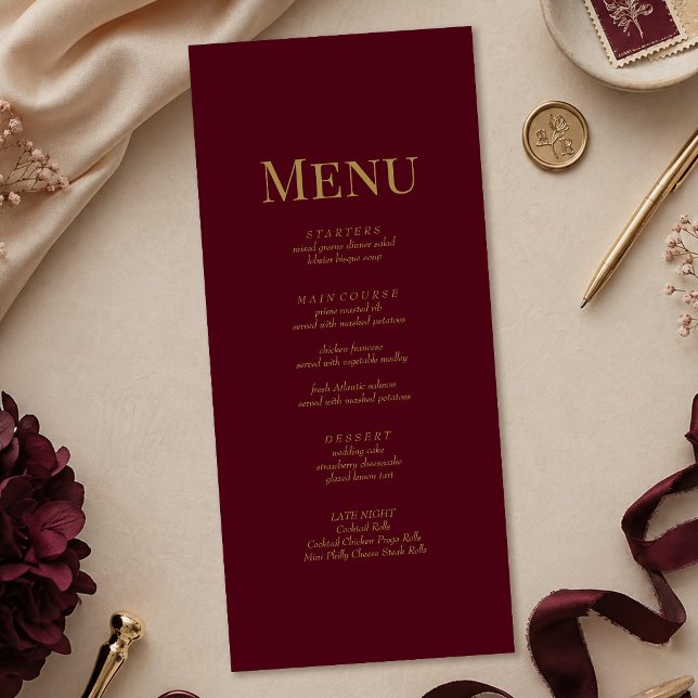 Menu Cardápio de Casamento Monograma Dourado Bordeaux M (Minimalist Burgundy Gold Monogram Wedding Menu on a table with gold and burgundy wedding decor)