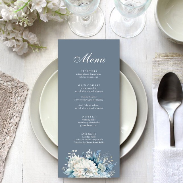 Menu Casamento de Flores Selvagens Azuis Modernas (Modern Dusty Blue Wildflowers Wedding Menu on a beautiful white and silver wedding table.)