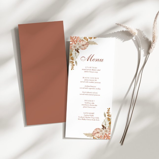 Menu Casamento de Grass de Pampas Floral Modern Boho (Modern Boho Floral Pampas Grass Wedding Menu on a sunny white table with a dry wildflower.)