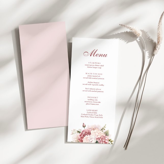 Menu Casamento de Hídrangea, Rosa, Elegante Moderno (Modern Elegant Dusty Rose Hydrangea Wedding Menu on a sunny white table.)