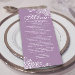 Menu Casamento de Lavandas Elegante e Cantos Brancos Am<br><div class="desc">Este belo menu roxo claro ou lavanda colorido irá adicionar algum estilo à sua recepção de casamento. Ele apresenta um design simples, mas bonito, com letras elegantes de escrita e ornamentados decorativos e espirais brancos nos cantos. Há espaço para os nomes do casal e da data do casamento, e o...</div>