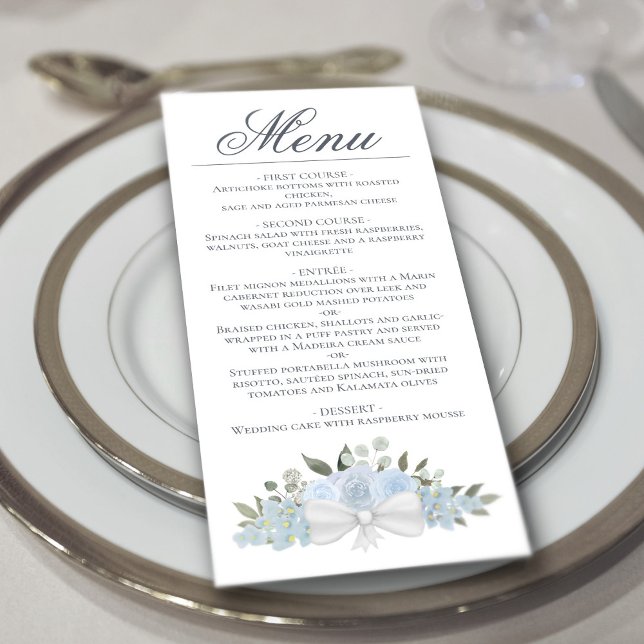 Menu Casamento Elegante Floral de Cor Azul Dusty (In Situ on Plate)