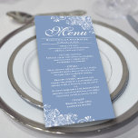 Menu Casamento entre cantos brancos e azuis Elegante<br><div class="desc">Este adorável cardápio azul empoeirado ou colorido vai adicionar algum estilo à sua recepção de casamento. Ele apresenta um design simples, mas bonito, com letras elegantes de escrita e ornamentados decorativos e espirais brancos nos cantos. Há espaço para os nomes do casal e da data do casamento, e o texto...</div>